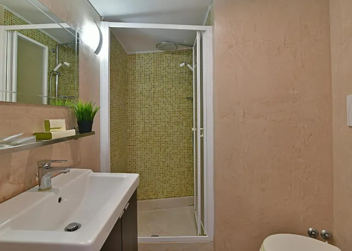 & Linda Giardini-Naxos