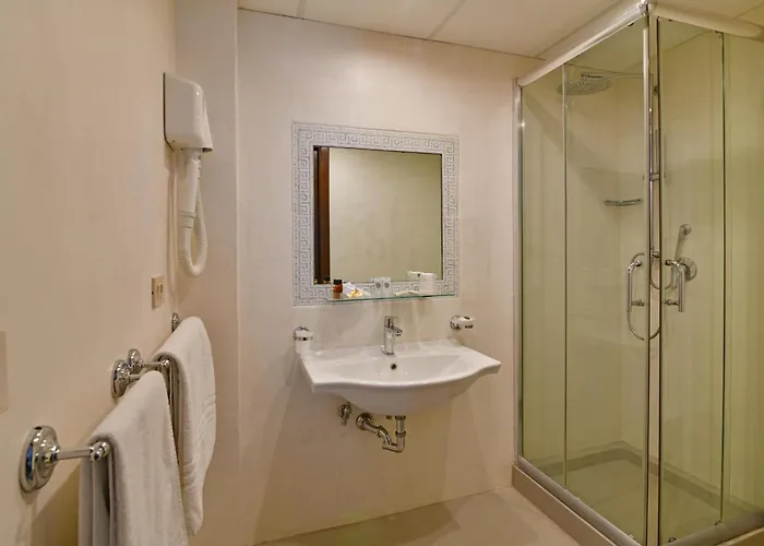 & Linda גיארדיני נאקסוס