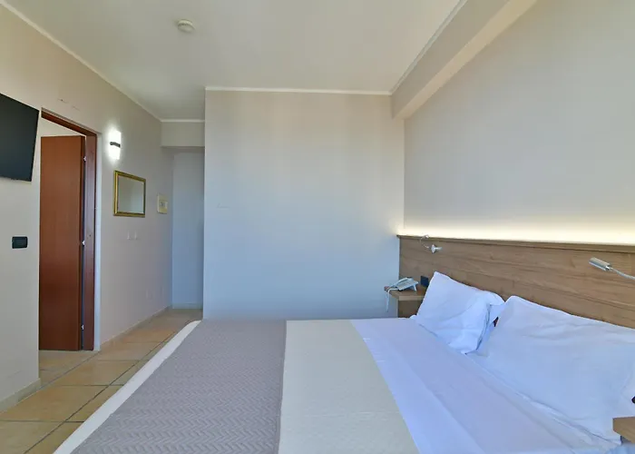 & Linda גיארדיני נאקסוס