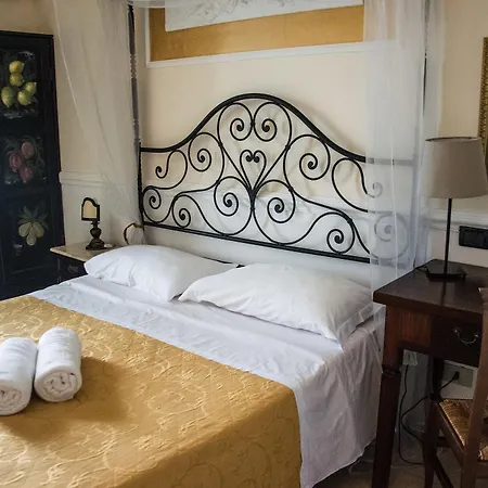 & Linda Otel Giardini Naxos