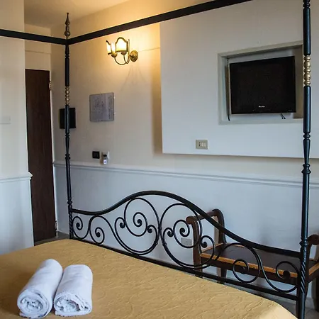 & Linda Hotel 3*